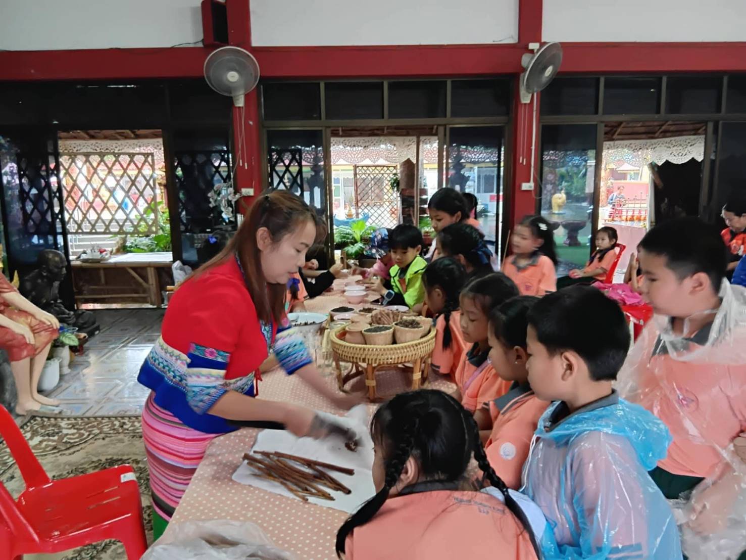 พช.อำเภอสันกำแพง : กิจกรรมส่งเสริมการเรียนรู้ และภูมิปัญญา แก่นักเรียนอนุบาลเชียงใหม่ ณ ศูนย์เรียนรู้ภูมิปัญญาวัดป่าตาล